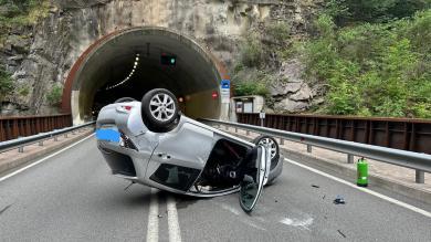 Riesenglück für 82-Jährige: Mit Auto überschlagen, doch „nur“ leicht verletzt