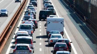 Staus und Kolonnenverkehr im ganzen Land