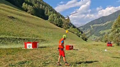 Waldbrand in Jaufental: Hubschrauber bei schwierigem Löscheinsatz
