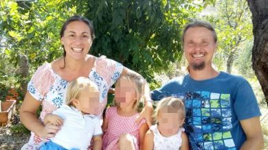 Waldfamilie: Die drei Kinder bereiten sich auf ihren ersten Schultag vor