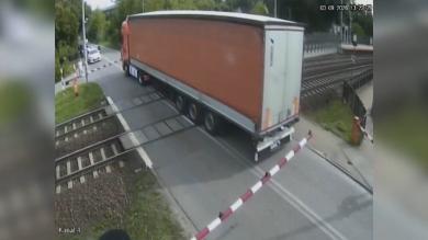 Polen: Zug rammt Sattelschlepper