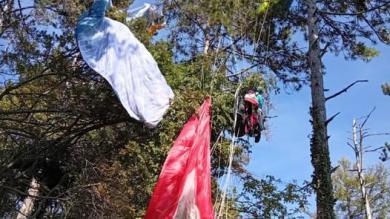Paragliding collision on Monte Grappa: Pilots stranded at a height of ten meters