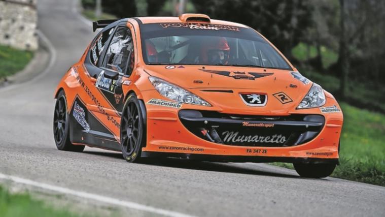Bernd Zanon in seinem neuen Peugeot 207.