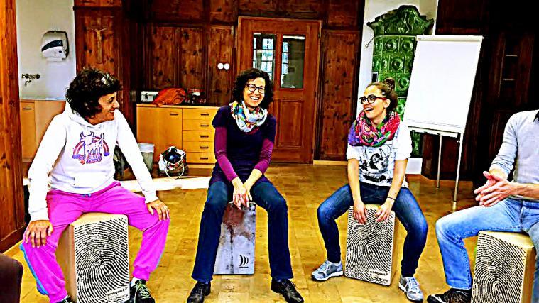 Pädagogischer Tag im Haus der Familie: Cajon-Trommeln!