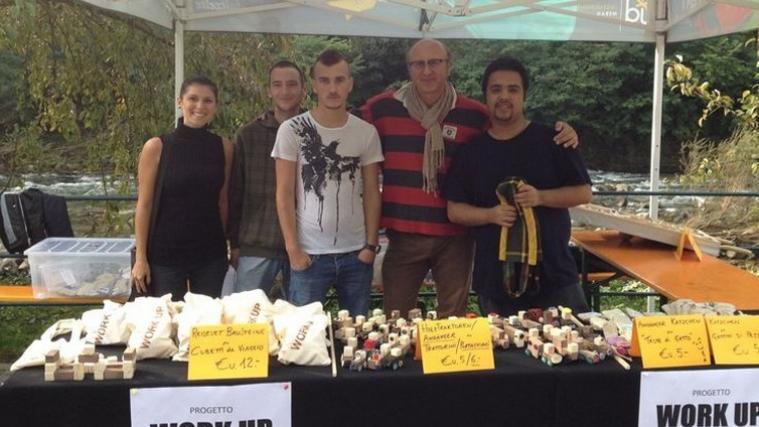 Jugendliche von „WorkUp“ verkauften beim Solidarischen Markt im September ihre selbst hergestellten Produkte. Begleitet wurden sie von den Streetworkern Dario Chiaravalli (Zweiter von rechts) und Francesca Zangrandi (links).