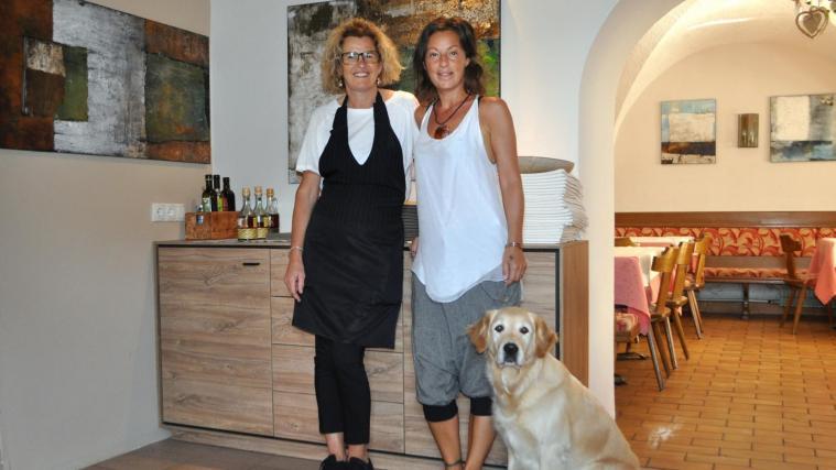 Im Bild: v.l.n.r. Maria Messner, Pizzeria Wiesenheim, mit Künstlerin Sylvia Neulichedl und ihrer treuen Begleiterin auf vier Pfoten, Shanti (Foto: amina kunst-design)