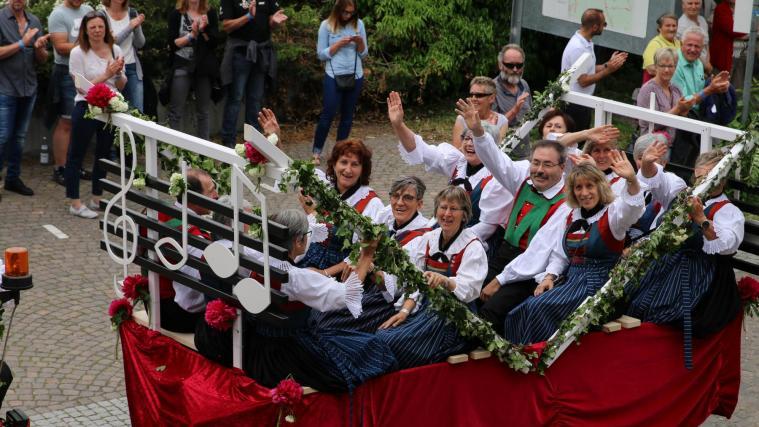 Ein Dorf in Feierlaune. Fotos: Manuela Stocker