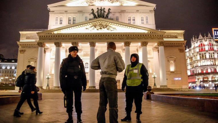 Unter anderem wurde das Theater in Moskau nach einer Bombendrohung geräumt. - Foto: APA/AFP