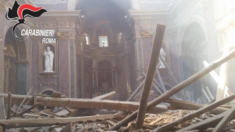 Ein großer Teil der Kirche stürzte ein. - Foto: Carabinieri