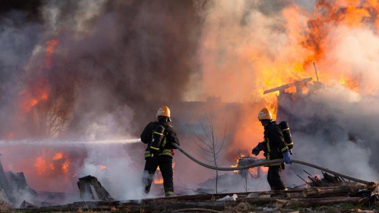 Ein Brand in der Kompostieranlage in Stams in Nordtirol hat am Montagabend einen Großeinsatz der Feuerwehr ausgelöst.