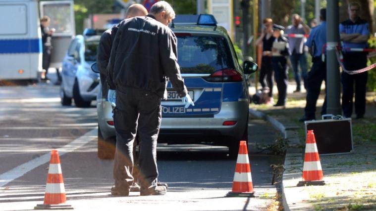 Nachdem ein mutmaßlicher Islamist in Berlin-Spandau eine Polizistin mit einem Messer schwer verletzt hatte, wurde er von anderen Polizisten erschossen.