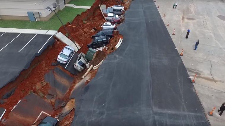 Ein riesiges Loch im Boden hat sich in Meridian aufgetan. Foto: Youtube