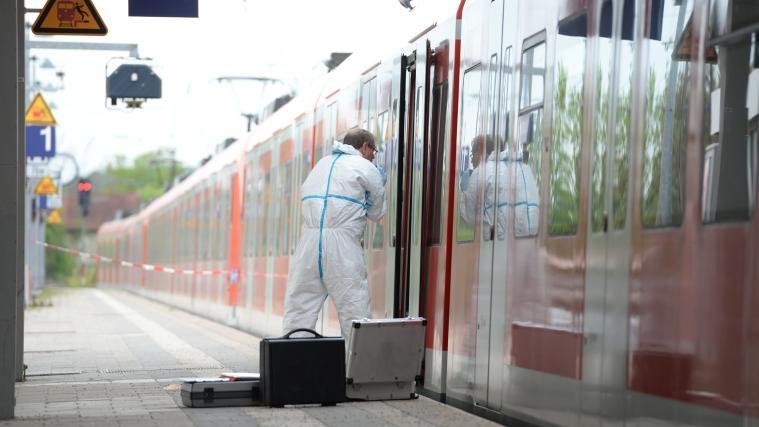 Unvermittelt stach der 27-Jährige am Bahngleis zu.