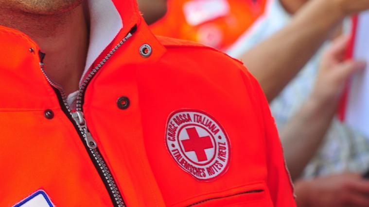 Das Rote Kreuz brachte den schwerverletzten jungen Mann ins Krankenhaus nach Bozen.