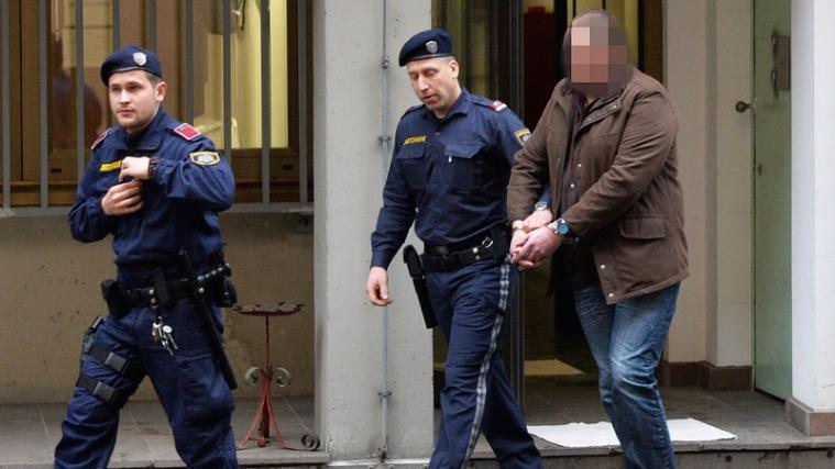 Der 45-jährige Angeklagte wurde zu lebenslanger Haft verurteilt.