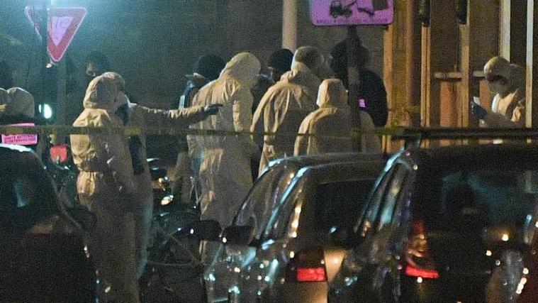 Personen in weißen Schutzanzügen sicherten den Tatort vor dem Haus Nummer 74 in der Rue de Lazaret, wo der Attentäter niedergeschossen wurde.