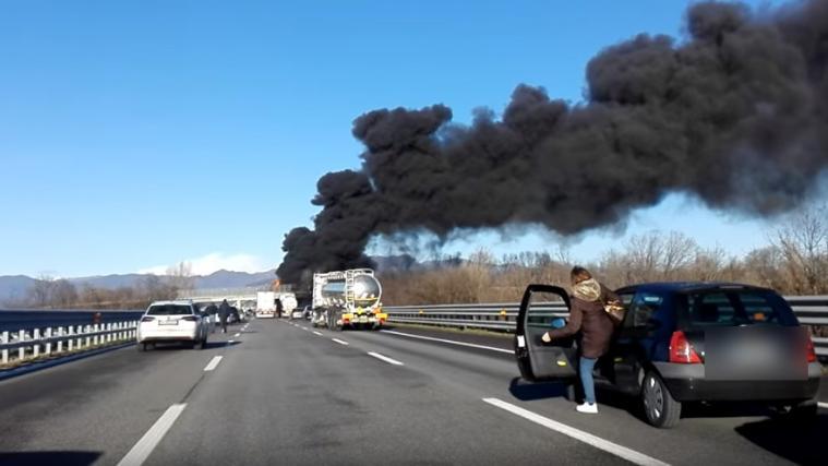 Eine fünfköpfige Familie mit 2 Kindern und der Lkw-Fahrer wurden bei dem schrecklichen Unfall getötet. - Foto: Screenshot/Youtubevideo