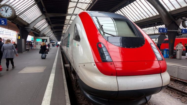 Der Hauptbahnhof von Zürich ist mit Glasfenstern überdacht. Durch eines der Fenster stürzte die 17-Jährige in der Nacht auf Sonntag in den Tod.