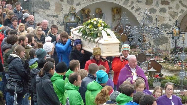 Armin Holzer wurde in Sexten zu Grabe getragen. - Foto: Christian Tschurtschenthaler
