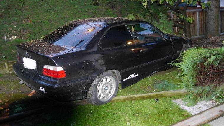 Das Auto prallte auf einen kleinen Baum, der im Garten der Famiilie steht. Fotos: Video Aktiv Schnalstal