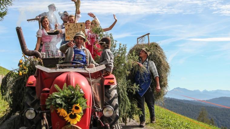 Jede Woche wird sich das Online-Gewinnspiel „Auf den Spuren…der Südtiroler Dialekte“ der Bauernjugend mit einem anderen Südtirol-Thema beschäftigen. - Foto: Bernhard Aichner