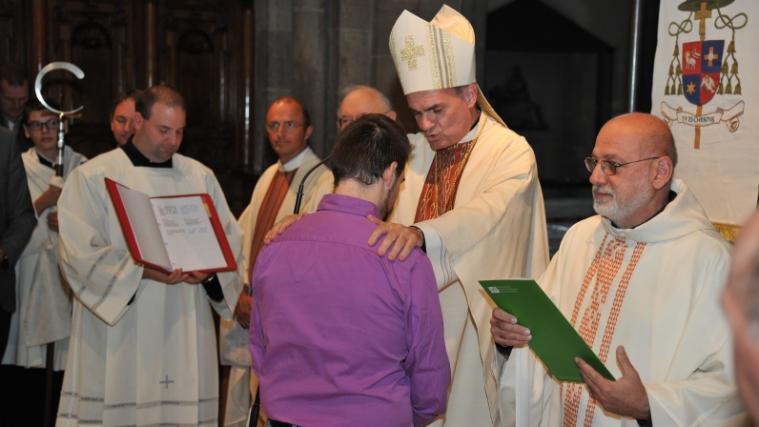 Bischof Muser erteilte den Lehrauftrag auf Dauer an elf neue Religionslehrer. (Foto: DLife)