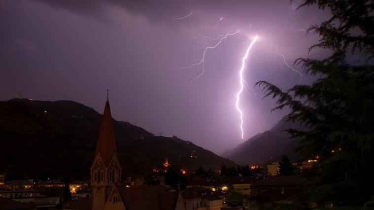 Das Gewitter in der Nacht auf Montag über Bozen in Richtung Jenesien. - Foto: Georg Plattner