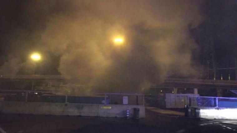 Kurz vor Mitternacht ist ein Lkw während Bergungsarbeiten am Parkplatz der A22 in Bozen Süd in Brand geraten. - Foto: FFW Oberau-Haslach