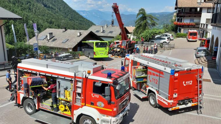 Auch die Berufsfeuerwehr stand im Einsatz. Foto: FFW Steinegg