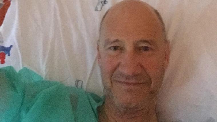 Etwas müde und konfus ist er noch nach dem Lawinenunglück und der folgenden Notoperation. Mittlerweile kann Christian Welponer aus Bozen in seinem Krankenbett jedoch wieder lächeln.