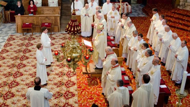 Bischof Ivo Muser hat am Sonntag im Dom von Brixen Michael Lezuo und Peter Kocevar zu Diakonen geweiht. - Foto: Diözese Bozen Brixen
