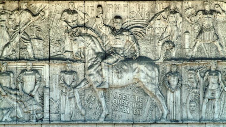 Sichtbare Spuren der faschistischen Vergangenheit: das Duce-Relief am Gerichtsplatz.