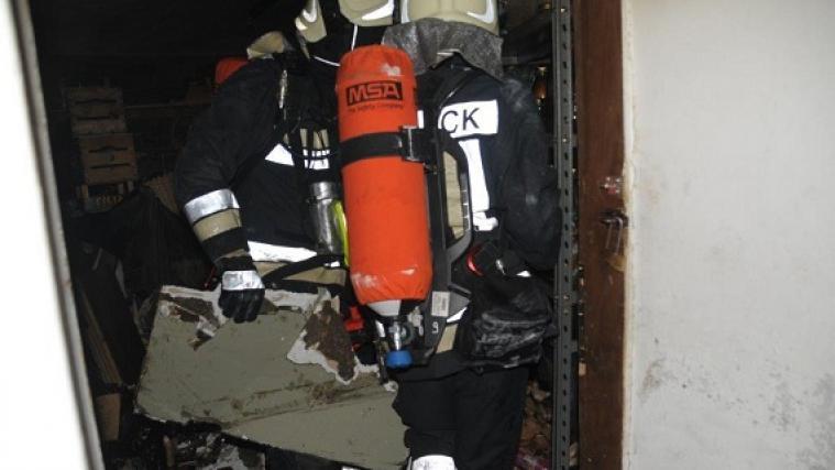 Mit schweren Atemschutzgeräten ausgestattet räumten die Wehrmänner den in Brand geratenen Keller frei. - Foto: FFW Bruneck