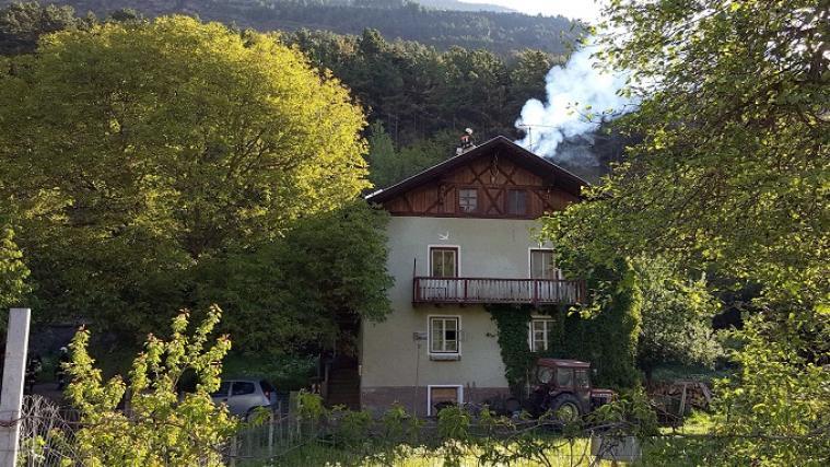 Die Feuerwehrleute behielten den Kleinbrand im Auge und verständigten den Schornsteinfeger. Foto: WW