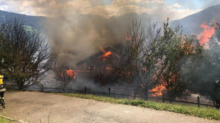Der Stadel brannte vollkommen aus. - Foto: FFW Klausen.