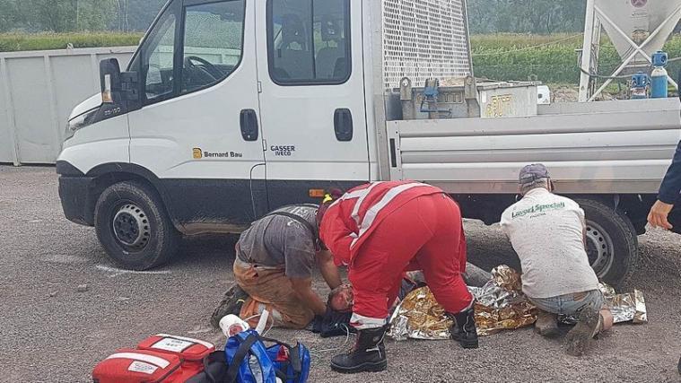Der Arbeiter wurde vom Roten Kreuz erstversorgt und ins Bozner Krankenhaus gebracht. - Foto: Alto Adige