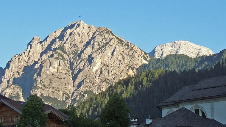 Der Paresberg von St. Vigil aus gesehen. Dort kam es am Donnerstagnachmittag zum Unfall. - Foto. Wikipedia