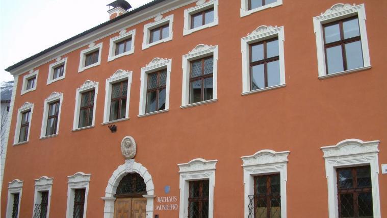 In mehreren Südtiroler Rathäusern (im Bild jenes von Schlanders) wehrt man sich gegen das neue Finanzierungsmodell.