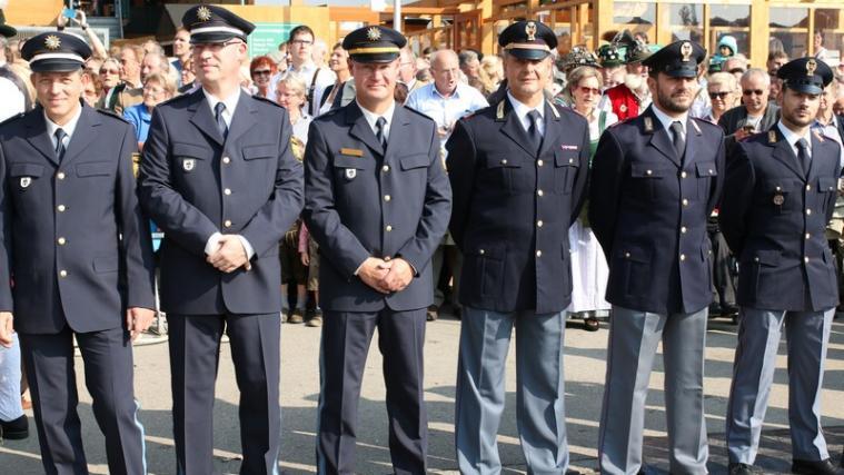 Auch dieses Jahr leisten Angehörige der Staatspolizei und Carabinieribeamte ihren uniformierten Dienst auf dem Festgelände. - Foto: Staatspolizei