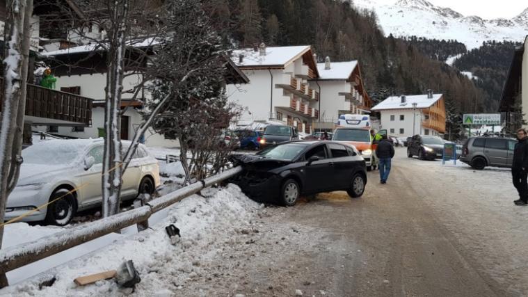 Das Auto geriet ins Schleudern und fuhr gegen einen Zaun. - Foto: Videoaktiv Schnals