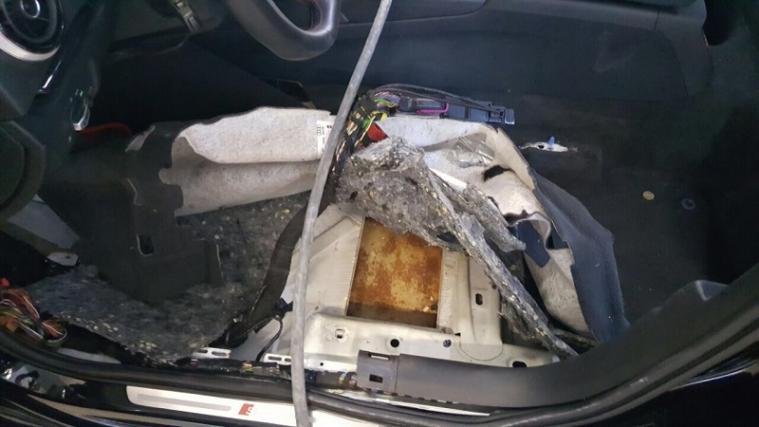 Unter dem Sitz des Pkw befand sich eine alles andere als serienmäßige Nische: Darin lagen 6,7 Kilo Kokain, säuberlich in Zellophan abgepackt. - Foto: Finanzpolizei