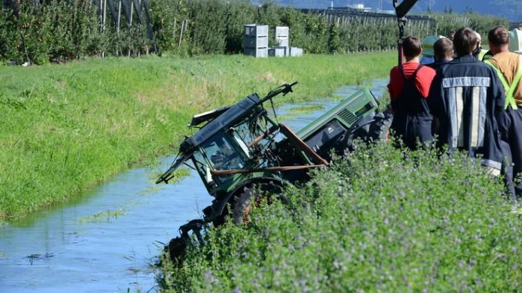 Die Freiwilligen Feuerwehren von Kurtatsch und Tramin bargen den Traktor aus dme Wasser - Foto: DLife/lo