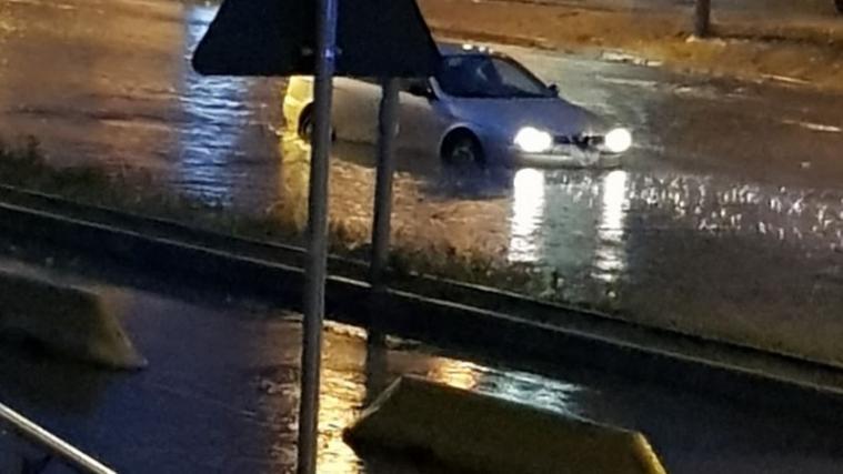 Mehrere Autos blieben in Bozen Süd auf den überschwemmten Straßen stecken. - Foto: Sonja Pichler