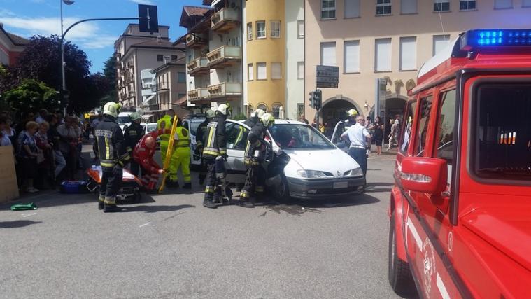Die Feuerwehr musste die Tür des Wagens entfernen. - Foto: FFW Leifers