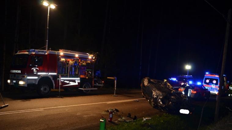 Das Auto überschlug sich und kam am Straßenrand zum Liegen. - Foto: FF Stegen