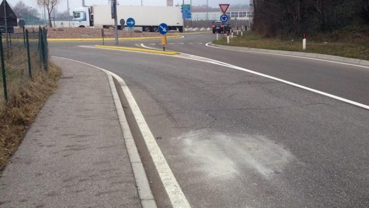 Der Scooterfahrer stürzte auf der Boznerstraße beim Kreisverkehr am Ortseingang von Terlan. - Foto: DLife