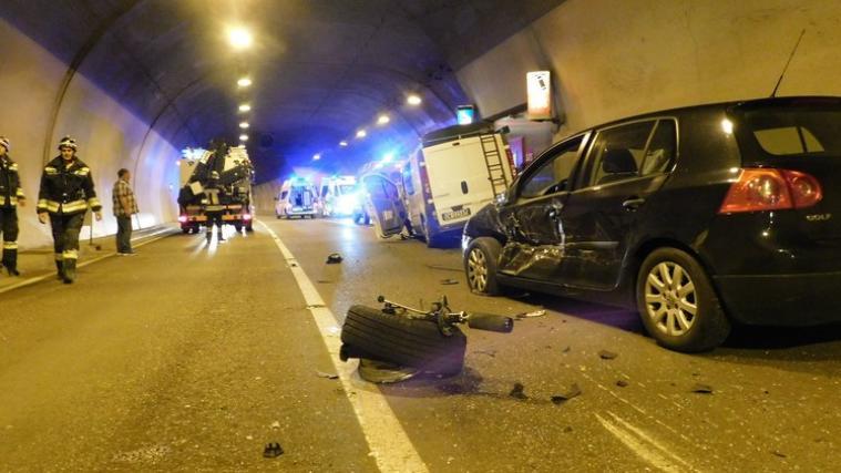 Die Straße blieb anderthalb Stunden gesperrt. - Foto: FFW Welsberg