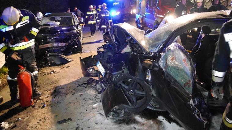 Eine Person wurde im Fahrzeug eingeklemmt und musste von der Feuerwehr befreit werden. Foto: Videoaktiv Schnalstal