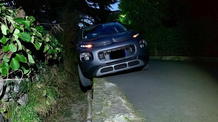 Das Auto war mit 2 Reifen in den Bewässerungskanal geraten. Foto: FFW Untermais