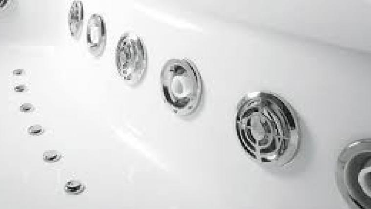 Das Kleinkind war in eine Wanne gefallen.